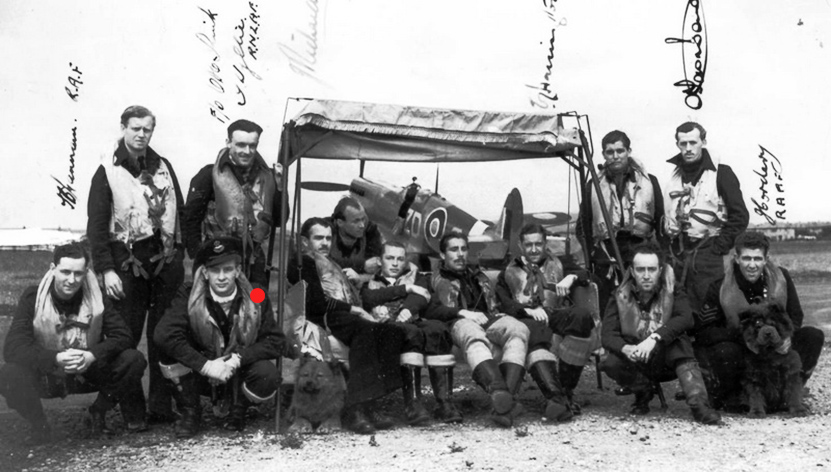 Hornchurch-léto-1943.-Piloti-222.-stíhací-peruti-v-pozadí-jeden-z-jejích-Spitfirů-F.Mk_.IXC_.-Otto-Smik-v-podřepu-2.-zleva