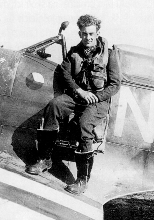 Letiště-Appledram-1944.-Otto-Smik-jako-pilot-310.-čs.-stíhací-peruti-za-invaze-ve-svém-Spitfiru-LF.Mk_.IXC-MJ291-NN-N-1